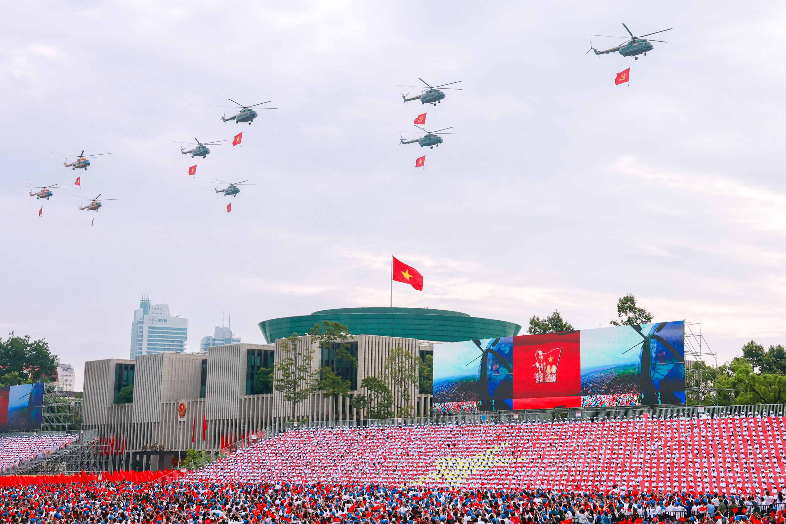 Ti&ecirc;́p đó là bi&ecirc;n đội trực thăng Mi-171, Mi-17, Mi-8 mang theo Quốc kỳ, Đảng kỳ dẫn đầu khối kh&ocirc;ng qu&acirc;n bay qua bầu trời Ba Đ&igrave;nh, mở m&agrave;n buổi tổng duyệt.